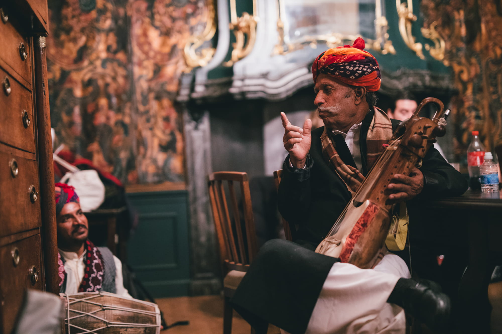 Лакха Кхан, індыйскі аўтэнтычны музыка і казачнік, за кулісамі на фестывалі "Le Guess Who?" (фота Мелані Марсман).