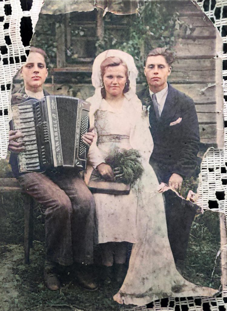 Маладыя і музыкант. Мінская вобл., Стаўбцоўскі р., в. Рудня, 1940-я гг.